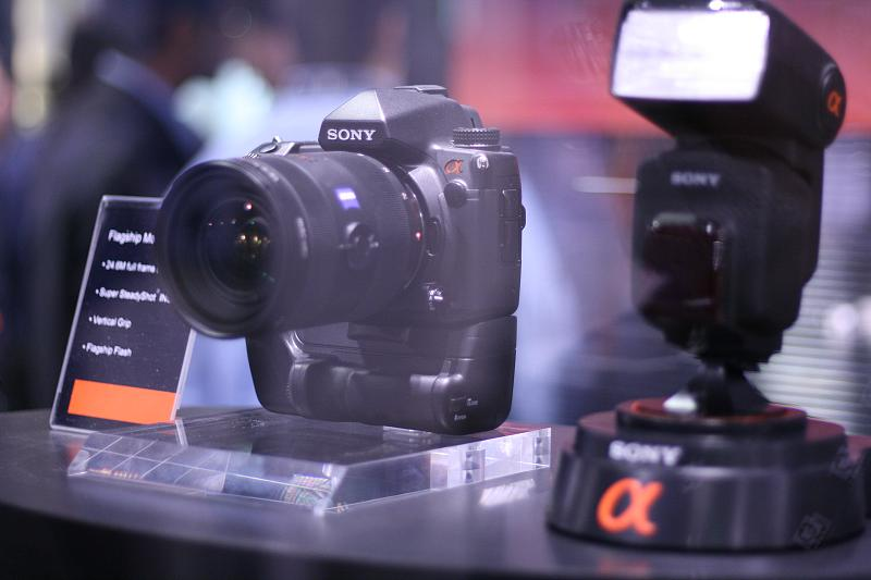 Illustration for article titled Sony's 25-Megapixel Full-Frame Sensor Lands in Massive Sony DSLR